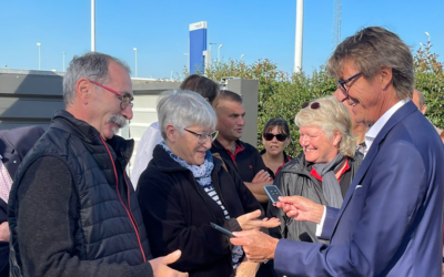Clôture du grand jeu mobilité AVIA : Michel Picoty remet les clés de la voiture à la gagnante sur l’aire de la Vendée (A83)