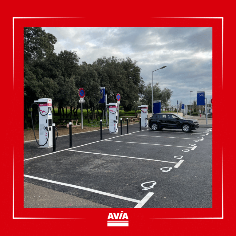 L’arrêt indispensable sur l’A7 en véhicule électrique : l’aire de Sorgues et ses 14 points de charge.
